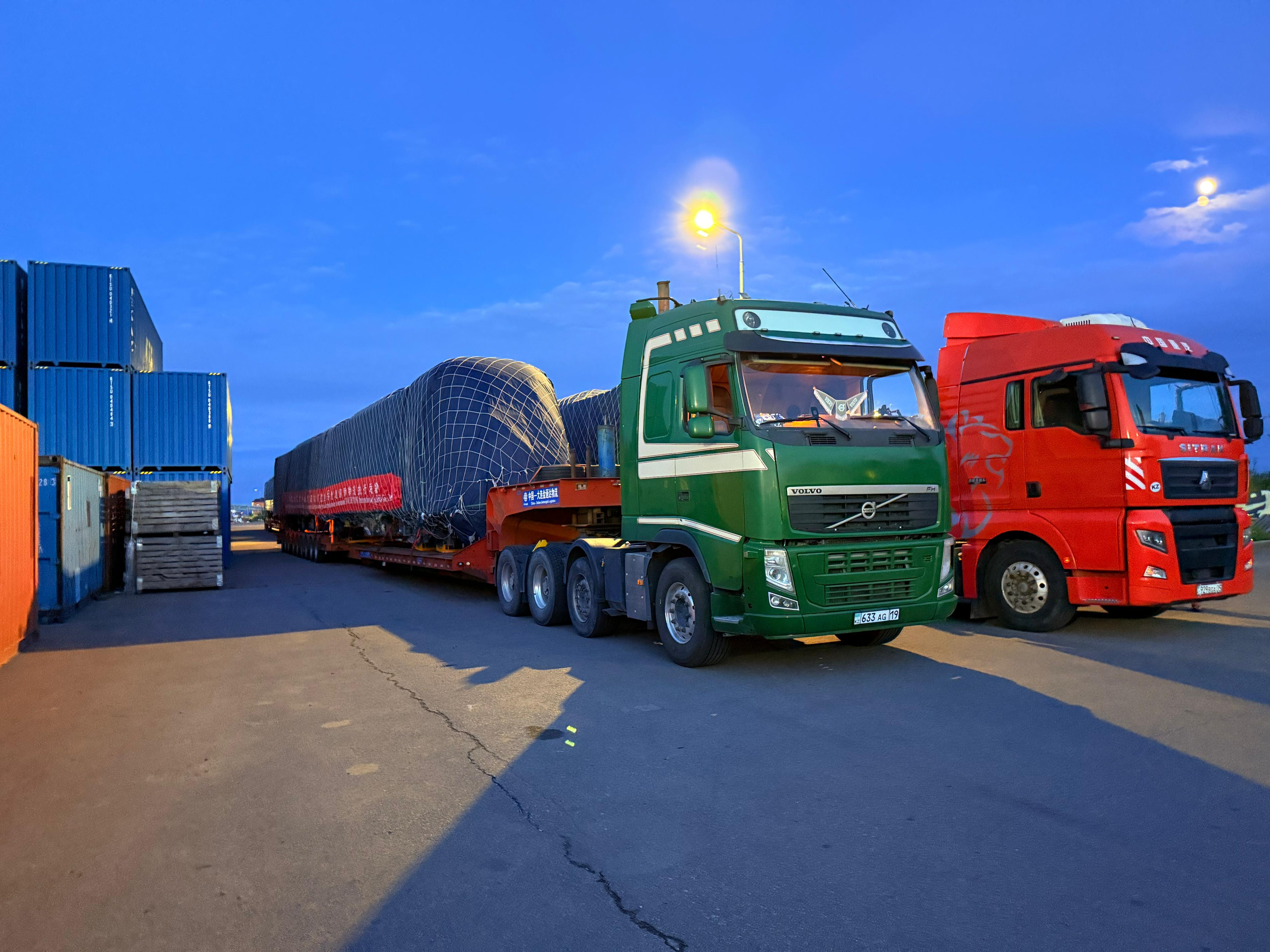 LRT алғашқы екі құрамы Астанаға жеткізілді